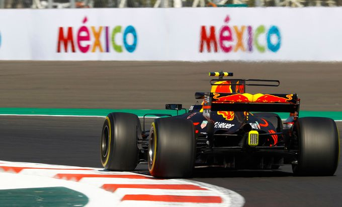 红牛车队鏖战雷诺车队,诺里斯点燃赛场 红牛车队鏖战雷诺车队,诺里斯点燃赛场